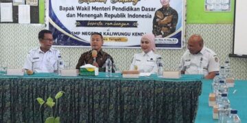 Wamendikdasmen ke Kendal, Bupati Tika Sampaikan Sejumlah Aspirasi Pendidikan 1 Wakil Menteri Pendidikan Dasar dan Menengah (Wamendikdasmen) RI, Fajar Riza Ul Haq (kedua kiri) didampingi Bupati Kendal, Dyah Kartika Permanasari (kedua kanan) saat kunjungan kerja di SMPN 2 Kaliwungu pada Rabu, 8 Juli 2026. (Anik Kustiani/Lingkarjateng.id)