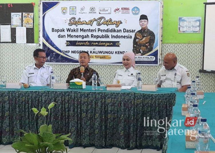 Wakil Menteri Pendidikan Dasar dan Menengah (Wamendikdasmen) RI, Fajar Riza Ul Haq (kedua kiri) didampingi Bupati Kendal, Dyah Kartika Permanasari (kedua kanan) saat kunjungan kerja di SMPN 2 Kaliwungu pada Rabu, 8 Juli 2026. (Anik Kustiani/Lingkarjateng.id)