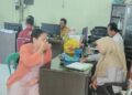 Warga Jepara Juga Temukan MinyaKita Berbau Mirip Solar dan Minyak Tanah 33 Warga Desa Slagi, Kecamatan Pakisaji, Kabupaten Jepara mengembalikan minyak goreng Minyakita di balai desa setempat pada Kamis, 2 Juli 2026. (Tomi Budianto/Lingkarjateng.id)