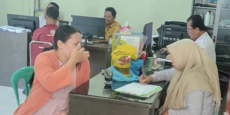 Warga Desa Slagi, Kecamatan Pakisaji, Kabupaten Jepara mengembalikan minyak goreng Minyakita di balai desa setempat pada Kamis, 2 Juli 2026. (Tomi Budianto/Lingkarjateng.id)