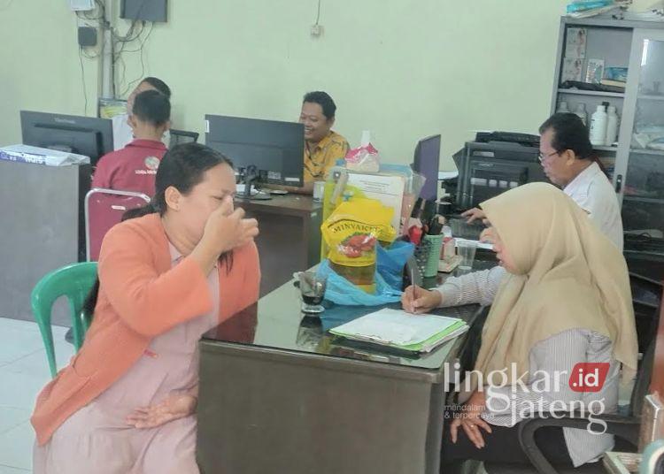 Warga Desa Slagi, Kecamatan Pakisaji, Kabupaten Jepara mengembalikan minyak goreng Minyakita di balai desa setempat pada Kamis, 2 Juli 2026. (Tomi Budianto/Lingkarjateng.id)