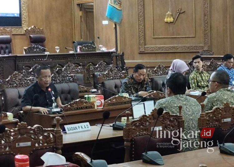 Suasana rapat antara Komisi B DPRD Pati dengan BPJS kesehatan di ruang rapat paripurna DPRD Kabupaten Pati pada Rabu, 22 Juli 2026. (dok for Lingkarjateng.id)