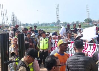 Aksi damai warga Desa Siwalan, Kecamatan Siwalan, Kabupaten Pekalongan saat menyampaikan aspirasi terkait pembangunan PT Arunika Jaya Textile, Senin, 20 Juli 2026. (Fahri Akbar/Lingkarjateng.id)