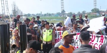 Aksi damai warga Desa Siwalan, Kecamatan Siwalan, Kabupaten Pekalongan saat menyampaikan aspirasi terkait pembangunan PT Arunika Jaya Textile, Senin, 20 Juli 2026. (Fahri Akbar/Lingkarjateng.id)
