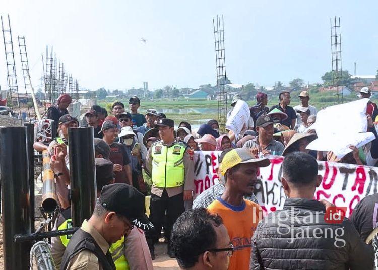 Warga Siwalan Pekalongan Desak Pabrik PT Arunika Jaya Textile Kembalikan Fungsi Irigasi 25 Aksi damai warga Desa Siwalan, Kecamatan Siwalan, Kabupaten Pekalongan saat menyampaikan aspirasi terkait pembangunan PT Arunika Jaya Textile, Senin, 20 Juli 2026. (Fahri Akbar/Lingkarjateng.id)