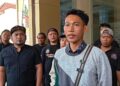 Warga Siwalan Pekalongan Tempuh Jalur Hukum Pekara Pengalihan Irigasi 33 Perwakilan Pemuda Desa Siwalan, Dimas Candra Dinata, memberikan keterangan kepada awak media usai menyerahkan laporan dugaan cacat prosedur Berita Acara (BA) pengalihan saluran irigasi ke Kejaksaan Negeri Kabupaten Pekalongan, Kamis, 16 Juli 2026. (Fahri Akbar/Lingkarjateng.id)