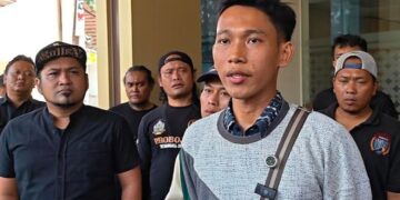 Perwakilan Pemuda Desa Siwalan, Dimas Candra Dinata, memberikan keterangan kepada awak media usai menyerahkan laporan dugaan cacat prosedur Berita Acara (BA) pengalihan saluran irigasi ke Kejaksaan Negeri Kabupaten Pekalongan, Kamis, 16 Juli 2026. (Fahri Akbar/Lingkarjateng.id)