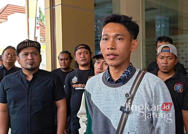 Warga Siwalan Pekalongan Tempuh Jalur Hukum Pekara Pengalihan Irigasi 25 Perwakilan Pemuda Desa Siwalan, Dimas Candra Dinata, memberikan keterangan kepada awak media usai menyerahkan laporan dugaan cacat prosedur Berita Acara (BA) pengalihan saluran irigasi ke Kejaksaan Negeri Kabupaten Pekalongan, Kamis, 16 Juli 2026. (Fahri Akbar/Lingkarjateng.id)
