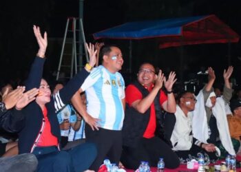 Ribuan warga memadati Alun-Alun Kajen, Kabupaten Pekalongan, mengikuti agenda nonton bareng Final Piala Dunia 2026 antara Spanyol melawan Argentina pada Senin, 20 Juli 2026 dini hari. (Fahri Akbar/Lingkarjateng.id)