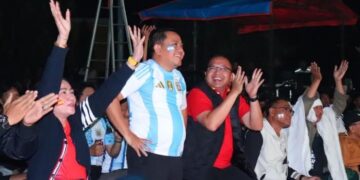Ribuan warga memadati Alun-Alun Kajen, Kabupaten Pekalongan, mengikuti agenda nonton bareng Final Piala Dunia 2026 antara Spanyol melawan Argentina pada Senin, 20 Juli 2026 dini hari. (Fahri Akbar/Lingkarjateng.id)