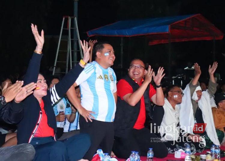 Warga hingga UMKM Pekalongan Ramaikan Nobar Piala Dunia Spanyol Vs Argentina 25 Ribuan warga memadati Alun-Alun Kajen, Kabupaten Pekalongan, mengikuti agenda nonton bareng Final Piala Dunia 2026 antara Spanyol melawan Argentina pada Senin, 20 Juli 2026 dini hari. (Fahri Akbar/Lingkarjateng.id)