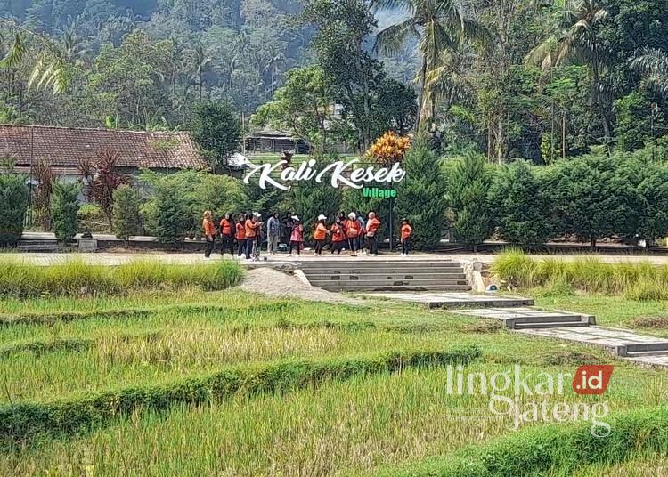 Pengunjung menikmati suasana alam di objek wisata Kalikesek di Desa Sriwulan, Kecamatan Limbangan, Kabupaten Kendal. (Anik Kustiani/Lingkarjateng.id)