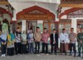 Jajaran Pemkab Kendal dan Forkopimcam Kaliwungu usai ziarah ke makam KH Asy'ari atau Kiai Guru yang berada di Bukit Jabal, Desa Protomulyo, Kecamatan Kaliwungu pada Kamis, 23 Juli 2026. (dok for Lingkarjateng.id)