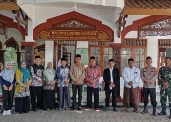 Ziarah Makam Kiai Guru, Plt Camat Kaliwungu Kendal Ajak Teladani Semangat Juang Leluhur