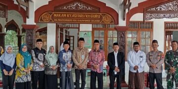 Jajaran Pemkab Kendal dan Forkopimcam Kaliwungu usai ziarah ke makam KH Asy'ari atau Kiai Guru yang berada di Bukit Jabal, Desa Protomulyo, Kecamatan Kaliwungu pada Kamis, 23 Juli 2026. (dok for Lingkarjateng.id)