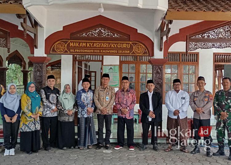 Jajaran Pemkab Kendal dan Forkopimcam Kaliwungu usai ziarah ke makam KH Asy'ari atau Kiai Guru yang berada di Bukit Jabal, Desa Protomulyo, Kecamatan Kaliwungu pada Kamis, 23 Juli 2026. (dok for Lingkarjateng.id)