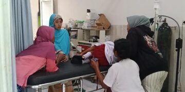 19 Siswa SD di Blora Diduga Keracunan MBG, Guru Sebut Ada Susu Kotak yang Pecah 1 Siswa SDN Sendangrejo menjalani perawatan medis di UGD Puskesmas Ngawen diduga akibat keracunan MBG, Senin, 20 Juli 2026. (Eko Wicaksono/Lingkarjateng.id)