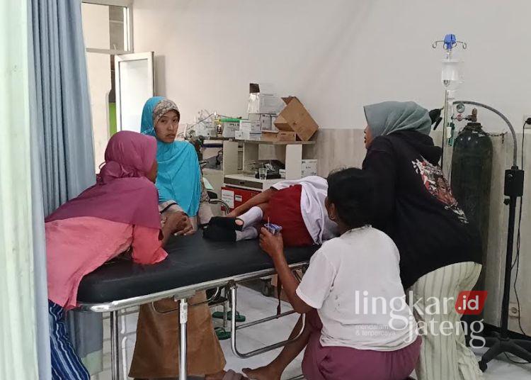 19 Siswa SD di Blora Diduga Keracunan MBG, Guru Sebut Ada Susu Kotak yang Pecah 25 Siswa SDN Sendangrejo menjalani perawatan medis di UGD Puskesmas Ngawen diduga akibat keracunan MBG, Senin, 20 Juli 2026. (Eko Wicaksono/Lingkarjateng.id)