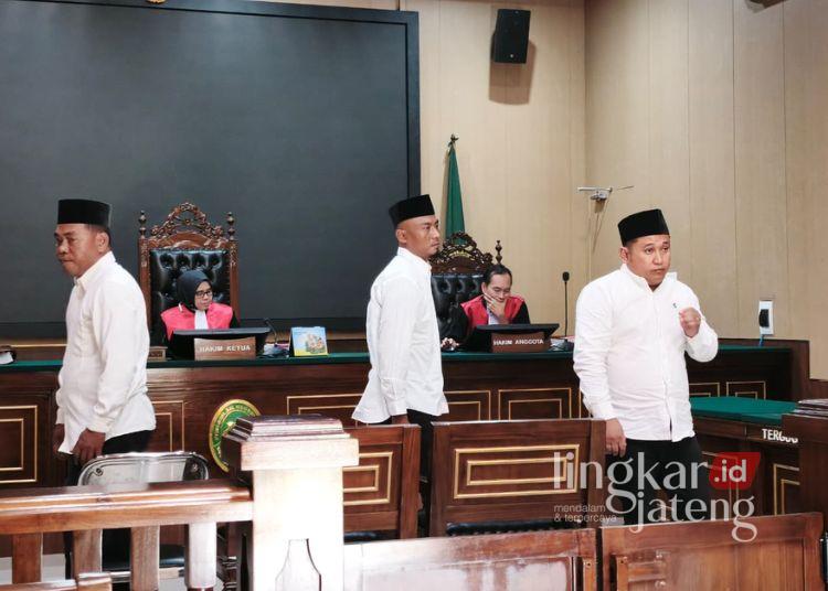 Tiga terdakwa keluar dari ruang persidangan usai pembacaan tuntutan di Pengadilan Negeri (PN) Blora, Selasa, 28 Juli 2026. (Dok. for Lingkarjateng.id)
