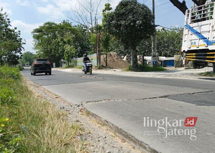 Jalan Kunduran-Blora Segera Diperbaiki, Didanai APBD Jateng Rp14,7 Miliar 25 Sejumlah kendaraan melintasi ruas Jalan Provinsi Kunduran-Blora, Kabupaten Blora. (Eko Wicaksono/Lingkarjateng.id)