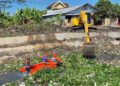 Cegah Banjir, BPBD Demak Pasang Jeruji Besi Penyaring Sampah di Siphon Gajah 31 Petugas BPBD Demak saat melakukan pembersihan sampah di sekitar Siphon Gajah, Rabu, 8 Juli 2026. (M Burhanuddin Aslam/Lingkarjateng.id)