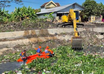 Cegah Banjir, BPBD Demak Pasang Jeruji Besi Penyaring Sampah di Siphon Gajah