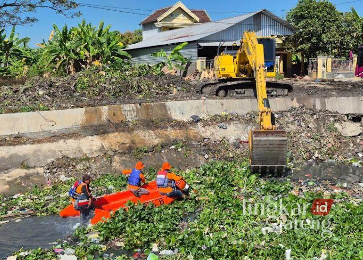 Cegah Banjir, BPBD Demak Pasang Jeruji Besi Penyaring Sampah di Siphon Gajah 25 Petugas BPBD Demak saat melakukan pembersihan sampah di sekitar Siphon Gajah, Rabu, 8 Juli 2026. (M Burhanuddin Aslam/Lingkarjateng.id)