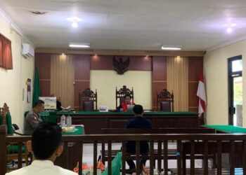 Terdakwa kasus penjualan miras es moni saat menjalani persidangan di PN Demak. (M Burhanuddin Aslam/Lingkarjateng.id)