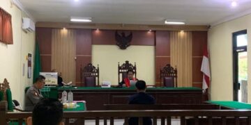 Terdakwa kasus penjualan miras es moni saat menjalani persidangan di PN Demak. (M Burhanuddin Aslam/Lingkarjateng.id)