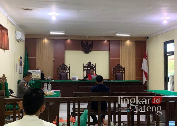 Terdakwa kasus penjualan miras es moni saat menjalani persidangan di PN Demak. (M Burhanuddin Aslam/Lingkarjateng.id)