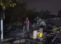 Rumah Anak Terbakar, Warga Demak Tewas Tercebur Sumur saat Berupaya Padamkan Api 33 Petugas melakukan upaya pendinginan usai kebakaran melanda rumah di Desa Sarimulyo, Kecamatan Kebonagung, Kabupaten Demak. (Dok. for Lingkarjateng.id)