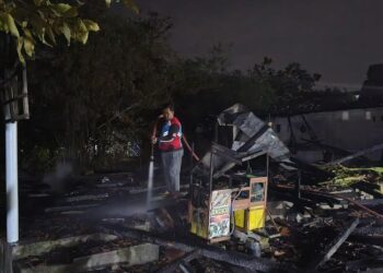 Petugas melakukan upaya pendinginan usai kebakaran melanda rumah di Desa Sarimulyo, Kecamatan Kebonagung, Kabupaten Demak. (Dok. for Lingkarjateng.id)