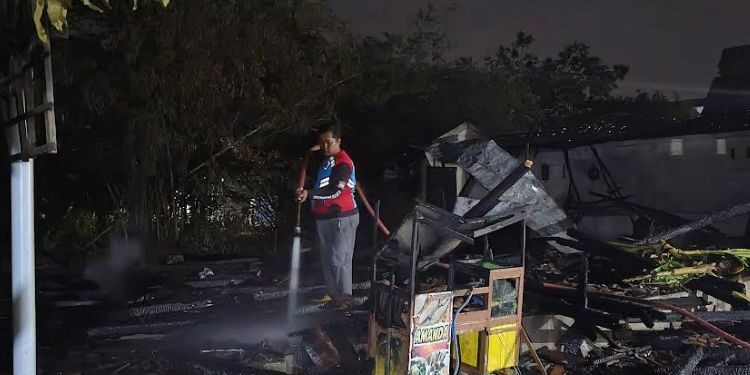 Petugas melakukan upaya pendinginan usai kebakaran melanda rumah di Desa Sarimulyo, Kecamatan Kebonagung, Kabupaten Demak. (Dok. for Lingkarjateng.id)
