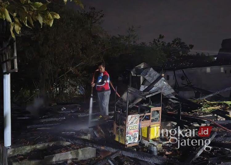 Rumah Anak Terbakar, Warga Demak Tewas Tercebur Sumur saat Berupaya Padamkan Api 25 Petugas melakukan upaya pendinginan usai kebakaran melanda rumah di Desa Sarimulyo, Kecamatan Kebonagung, Kabupaten Demak. (Dok. for Lingkarjateng.id)