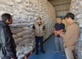 Pimpinan Perum Bulog Kantor Cabang Semarang, Rendy Ardiansyah saat meninjau gudang beras Bulog di Katonsari Demak, Sabtu, 4 Juli 2026. (M Burhanuddin Aslam/Lingkarjateng.id)