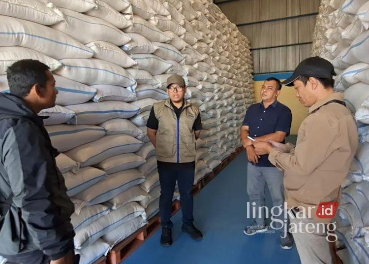 Pimpinan Perum Bulog Kantor Cabang Semarang, Rendy Ardiansyah saat meninjau gudang beras Bulog di Katonsari Demak, Sabtu, 4 Juli 2026. (M Burhanuddin Aslam/Lingkarjateng.id)
