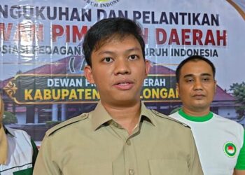 Anggota DPRD Provinsi Jawa Tengah, Muhammad Rizqi Iskandar Muda memberikan keterangan kepada awak media usai menghadiri pelantikan DPD APPSI Kabupaten Pekalongan di Gedung PPNI, Rabu, 8 Juli 2026. (Fahri Akbar/Lingkarjateng.id)