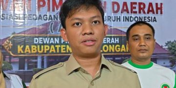 DPRD Jateng Siap Bersinergi dengan APPSI Perjuangkan Pedagang Pasar di Era Digital 10 Anggota DPRD Provinsi Jawa Tengah, Muhammad Rizqi Iskandar Muda memberikan keterangan kepada awak media usai menghadiri pelantikan DPD APPSI Kabupaten Pekalongan di Gedung PPNI, Rabu, 8 Juli 2026. (Fahri Akbar/Lingkarjateng.id)