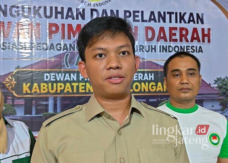 Anggota DPRD Provinsi Jawa Tengah, Muhammad Rizqi Iskandar Muda memberikan keterangan kepada awak media usai menghadiri pelantikan DPD APPSI Kabupaten Pekalongan di Gedung PPNI, Rabu, 8 Juli 2026. (Fahri Akbar/Lingkarjateng.id)