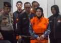Bupati Sukoharjo Etik Suryani (ETS) digelandang keluar gedung Merah Putih KPK, Jakarta usai menjalani ditetapkan tersangka kasus pemerasan perangkat daerah di lingkungan Pemkab Sukoharjo, Sabtu, 11 Juli 2026. (Antara)