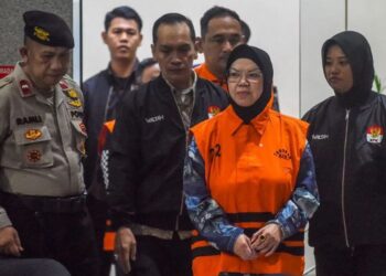 Bupati Sukoharjo Etik Suryani (ETS) digelandang keluar gedung Merah Putih KPK, Jakarta usai menjalani ditetapkan tersangka kasus pemerasan perangkat daerah di lingkungan Pemkab Sukoharjo, Sabtu, 11 Juli 2026. (Antara)