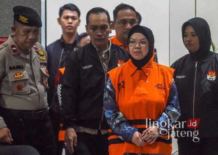 Bupati Sukoharjo Etik Suryani (ETS) digelandang keluar gedung Merah Putih KPK, Jakarta usai menjalani ditetapkan tersangka kasus pemerasan perangkat daerah di lingkungan Pemkab Sukoharjo, Sabtu, 11 Juli 2026. (Antara)