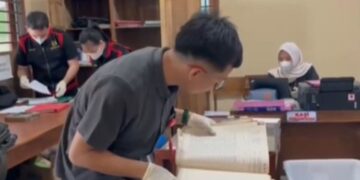 Kejaksaan Negeri (Kejari) Grobogan melakukan penggeledahan terkait kasus dugaan tindak pidana korupsi pengelolaan Anggaran Pendapatan dan Belanja Desa (APBDes) Desa Tlogomulyo, Kecamatan Gubug. (Ahmad Abror/Lingkarjateng.id)