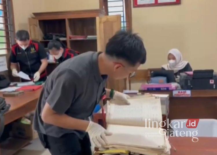 Dugaan Korupsi APBDes Tlogomulyo, Rumah Kades hingga Kantor Desa Digeledah Kejari Grobogan 25 Kejaksaan Negeri (Kejari) Grobogan melakukan penggeledahan terkait kasus dugaan tindak pidana korupsi pengelolaan Anggaran Pendapatan dan Belanja Desa (APBDes) Desa Tlogomulyo, Kecamatan Gubug. (Ahmad Abror/Lingkarjateng.id)