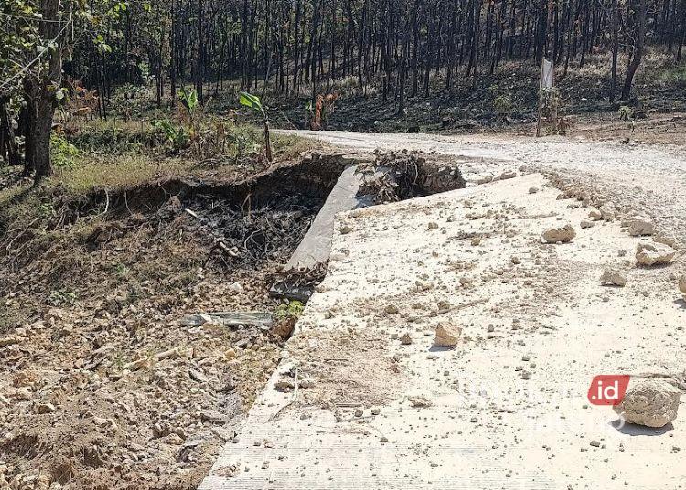 Kondisi badan jalan penghubung Desa Sinawah dan Desa Tegalsumur, Kabupaten Grobogan yang ambles akibat longsor, Selasa, 7 Juli 2026.  (Dok. Pribadi/Lingkarjateng.id)