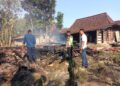 Petugas saat melakukan pemadaman rumah yang terbakar habis di Desa Kenteng, Kecamatan Toroh, Kabupaten Grobogan, Kamis, 9 Juli 2026. (Dok. Pribadi/Lingkarjateng.id)