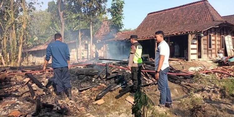 Petugas saat melakukan pemadaman rumah yang terbakar habis di Desa Kenteng, Kecamatan Toroh, Kabupaten Grobogan, Kamis, 9 Juli 2026. (Dok. Pribadi/Lingkarjateng.id)