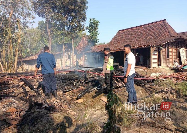 Petugas saat melakukan pemadaman rumah yang terbakar habis di Desa Kenteng, Kecamatan Toroh, Kabupaten Grobogan, Kamis, 9 Juli 2026. (Dok. Pribadi/Lingkarjateng.id)