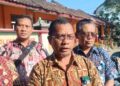 Kepala Dinas Pendidikan Provinsi Jawa Tengah, Sadimin diwawancara wartawan usai meninjau kondisi SD Negeri Tanggirejo, Kecamatan Tegowanu, Kabupaten Grobogan,  Jumat, 24 Juli 2026. (Ahmad Abror/Lingkarjateng.id)