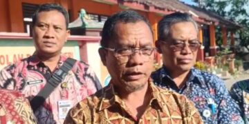 Kepala Dinas Pendidikan Provinsi Jawa Tengah, Sadimin diwawancara wartawan usai meninjau kondisi SD Negeri Tanggirejo, Kecamatan Tegowanu, Kabupaten Grobogan,  Jumat, 24 Juli 2026. (Ahmad Abror/Lingkarjateng.id)
